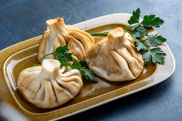 Khinkali, Georgian dumplings, traditional Georgian cuisine. Khinkali on a plate side view. — Stock Photo, Image