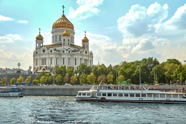 Moskou, Rusland - 29 mei 2019: prachtig uitzicht vanaf het rivierschip naar de Kathedraal van Christus de Verlosser. Moskou, toerisme, architectuur, beroemde plaatsen in het centrum van Moskou. — Stockfoto