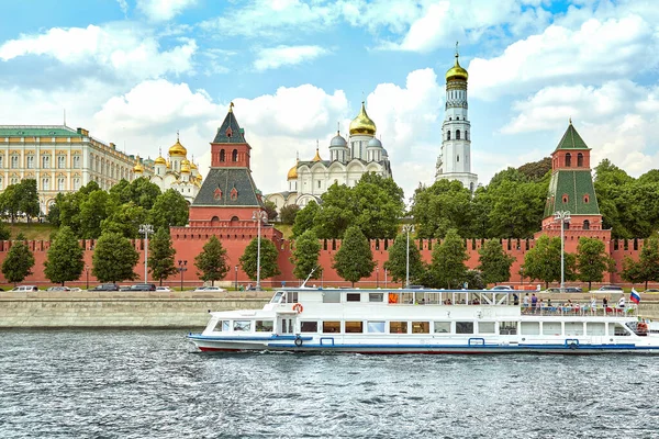 Moskou, Rusland - 29 mei 2019: Een modern rivierschip in het centrum van Moskou vaart langs het Kremlin. Schilderachtige moderne stedelijke architectuur. Toerisme, rust in de stad, riviertransport. — Stockfoto