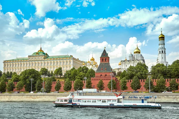 Een modern rivierschip in het centrum van Moskou vaart langs het Kremlin. Schilderachtige moderne stedelijke architectuur. Toerisme, rust in de stad, riviertransport. — Stockfoto