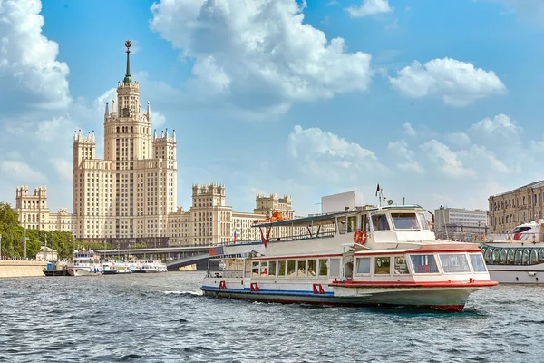 Modern river ship on the river in the city, near shopping centers and modern skyscrapers. The ship is moored in a picturesque modern urban architecture. Tourism, rest in the city, river transport. — Stock Photo, Image