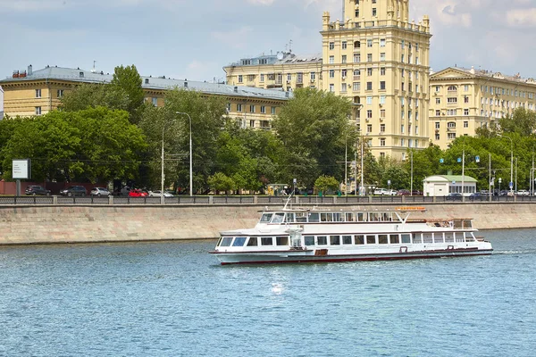 Moskou, Rusland - 29 mei 2019: Modern rivierschip aan de rivier in de stad, vlakbij winkelcentra en moderne wolkenkrabbers. Het schip ligt afgemeerd in een pittoreske moderne stedelijke architectuur. Toerisme, rust — Stockfoto