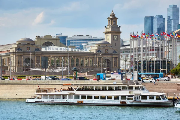 Moskou, Rusland - 29 mei 2019: Moderne rivierboot aan de rivier in de stad, vlakbij winkelcentra en het treinstation. Het schip ligt afgemeerd in een pittoreske moderne stedelijke architectuur. Toerisme, rust — Stockfoto