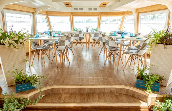 El interior del barco fluvial urbano, con una vista panorámica del paisaje urbano. El concepto de turismo, recreación, caminar por la ciudad, descansar en la ciudad. Transporte fluvial . — Foto de Stock