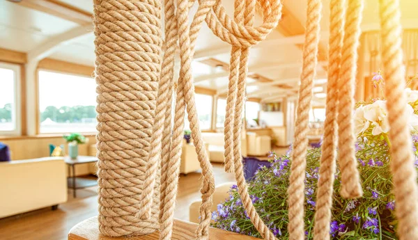 El interior del barco fluvial urbano, con una vista panorámica del paisaje urbano. El concepto de turismo, recreación, caminar por la ciudad, descansar en la ciudad. Transporte fluvial . — Foto de Stock