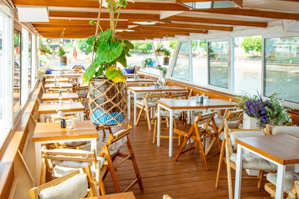 El interior del barco fluvial urbano, con una vista panorámica del paisaje urbano. El concepto de turismo, recreación, caminar por la ciudad, descansar en la ciudad. Transporte fluvial . — Foto de Stock