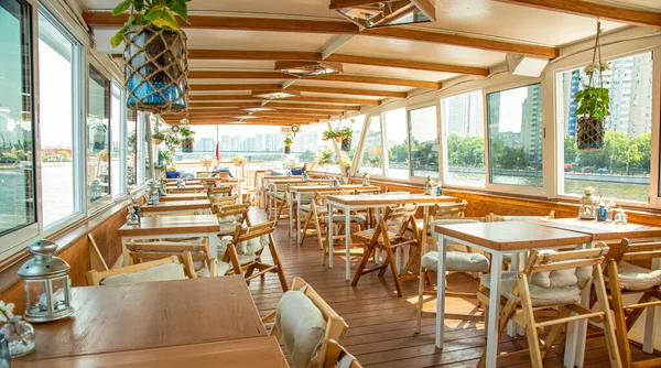 El interior del barco fluvial urbano, con una vista panorámica del paisaje urbano. El concepto de turismo, recreación, caminar por la ciudad, descansar en la ciudad. Transporte fluvial . — Foto de Stock