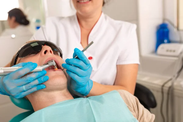 Leczenie próchnicy. Dentysta leczy pacjentów na zapalenie miazgi. Zapalenie przyzębia. — Zdjęcie stockowe