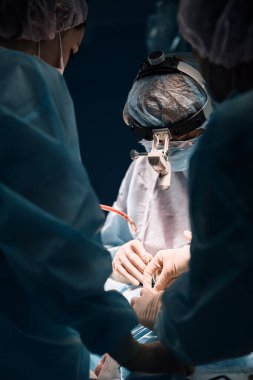 Bir cerrah ekibi akciğer ameliyatı, zatürree ve tüberküloz, yaşam mücadelesi ve modern tıp süresince yaşam mücadelesi veriyor. Virüse karşı savaş