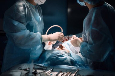 Acil bir durum ve ameliyathanede ciddi bir kaza. Cerrahlardan oluşan bir ekip kazada insanlara acil ameliyat yapar. Hayat kurtarmak, modern medetsina.