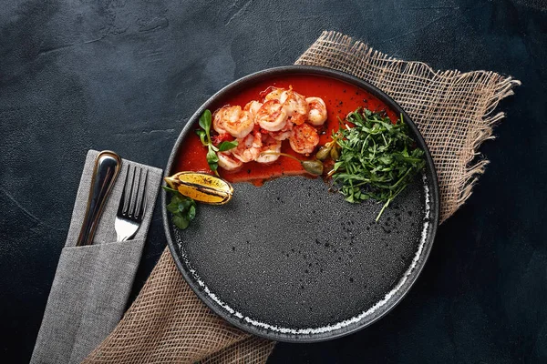Grilled king tiger prawns with tomato sauce and arugula, beautiful serve from the chef, gray plate gray background. Bright beautiful flow of seafood, copies of space food photo — Stock Photo, Image