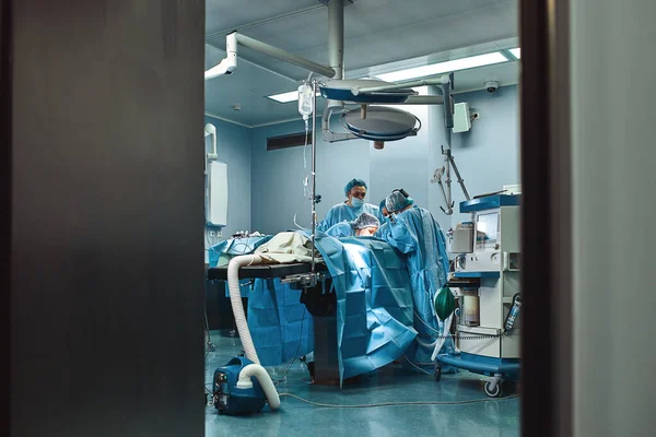 Az orvosi csapat előkészíti a műtőt egy komplex műtétre. Modern orvoslás. Egy csapat profi. — Stock Fotó