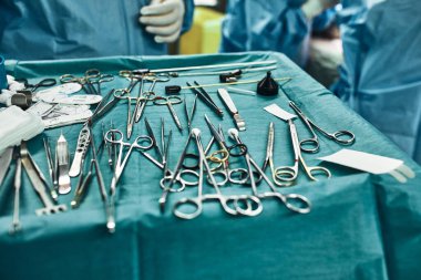 Ameliyathanede cerrahi aletler var. Cerrah asistanı steril bir takana yerleştiriyor. İlaç konsepti, ameliyat, steril alan. Estetik ameliyat. Seçici odak.