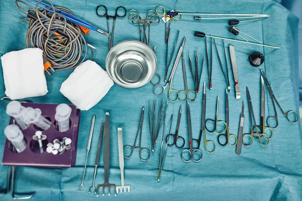 手术室里的手术器械，放在一个特殊的蓝色组织上的无菌桌子上。药物、手术、无菌区的概念。整形手术有选择的重点. — 图库照片