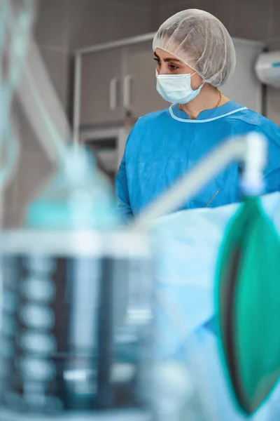 Photograph of doctors in protective masks on the background of a ventilator in intensive care. Resuscitation department, life saving, pneumonia, Covid 19. — Stock Photo, Image