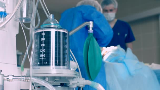 Gros plan d'un ventilateur pendant une opération, plan 4k. Le mouvement est rappelé par une ventilation pulmonaire artificielle, au milieu d'une salle avec un patient et des médecins. Pneumonie et tuberculose, Covide 19 — Video