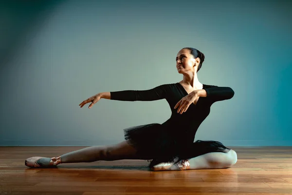 Mujer hermosa adulta 45-55 años, bailarina en zapatos puntiagudos se sienta en el suelo y posa para la cámara. La vejez activa, el conocimiento de la vida. Entrenador de ballet de edad . — Foto de Stock