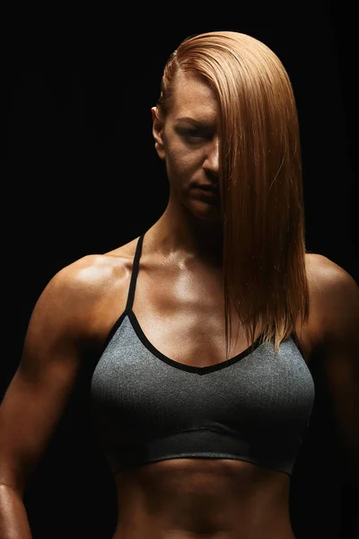 Retrato de uma mulher esportiva, em um fundo escuro, motivação esportiva, espaço de cópia . — Fotografia de Stock