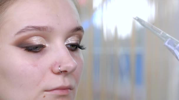 Extension de cils. Faux cils. Procédure d'extension des cils. Portrait rapproché d'un œil féminin avec de longs cils. Styliste professionnel allongeant les cils féminins. Maître et client dans une beauté — Video