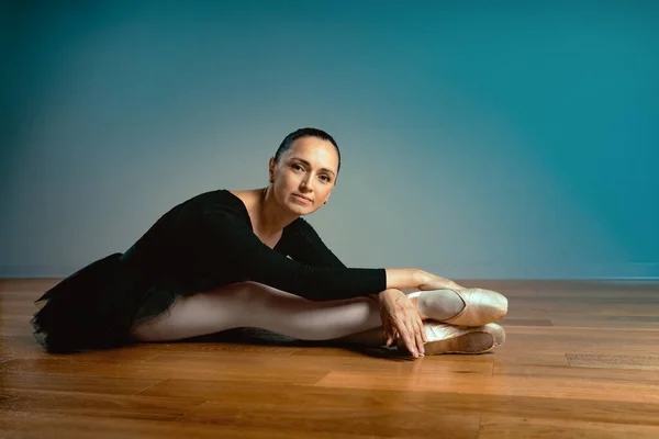 Actividad en la edad, bailarina de ballet adulta, en gran forma posando para los elementos de la cámara de un hareogray. Tercera edad activa, personas mayores . — Foto de Stock