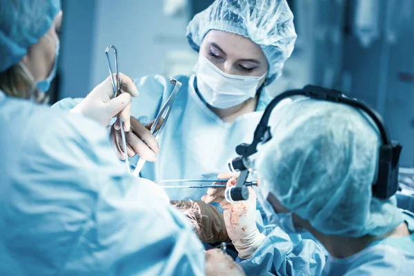 Chirurgien avec assistants opératoires. Chirurgiens pendant le travail. Filtre bleu. Médecine moderne avec des médecins professionnels . — Photo
