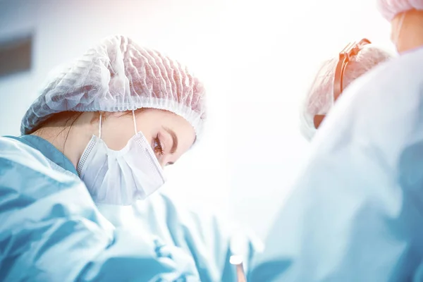 A team of doctors is fighting for the life of the patient. Intensive care unit, fight against viruses and bacretria, Covid 19. Pulmonary pneumonia is severe. Help the doctors, stay home. — Stock Photo, Image