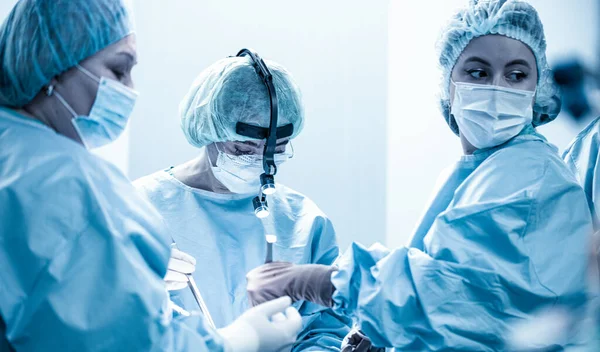 Yoğun bakım, hastanın hayatını kurtarmak. Doktorlar bir insanı virüslü covid 19 zatürreesinden kurtarmak için her şeyi yaparlar. Salgın hastalık, mavi filtre — Stok fotoğraf