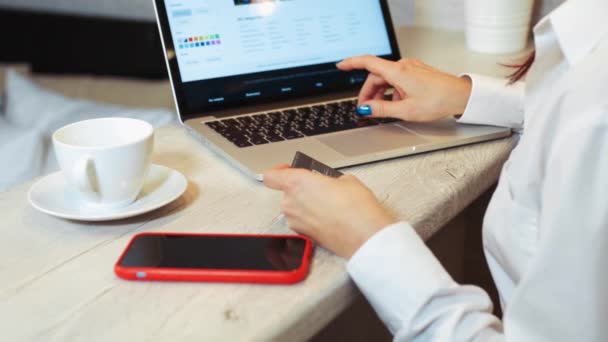 Les mains féminines d'un titulaire de carte détenant une carte de crédit, effectuant des paiements électroniques bancaires en ligne. Femme utilisateur payant pour l'achat dans la boutique en ligne en utilisant la technologie de l'ordinateur portable. Site de commerce électronique concept de paiement . — Video