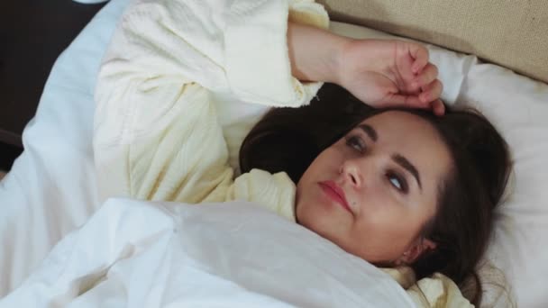 Przygnębiona kobieta, smutna samotna, leżąca sama w łóżku, próbująca zasnąć, myśląca o problemie, Zostań w domu, ukryta 19, utrata pracy, bezsenność — Wideo stockowe