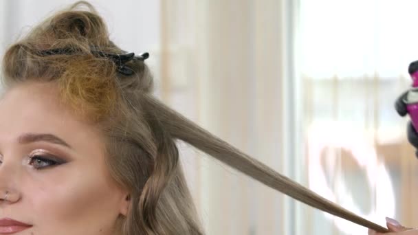 미용실에서 머리 스타일의 마스터를 입은 젊은 여성 고객. 전문적 인 미용사는 스타일 과 머리를 깎는 일을 한다. 클로즈업. 미녀 산업, 저녁봐요 , 4k — 비디오