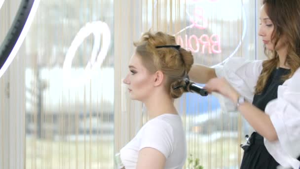Der Prozess der Erstellung von Frisuren, eines Schönheitssalons, eines Meisters und eines Kunden, Kamerabewegungen, Aufnahmen in 4k, veränderter Fokus. — Stockvideo