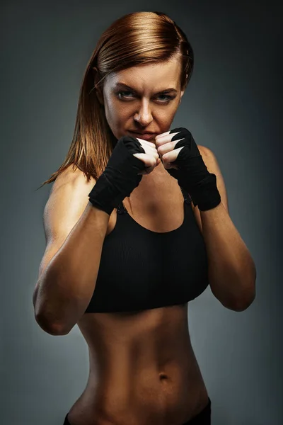 Mujer boxeadora penetrante mirada, confiada en la postura del boxeador. Lograr un objetivo, boxeo, banner publicitario, espacio de copia — Foto de Stock