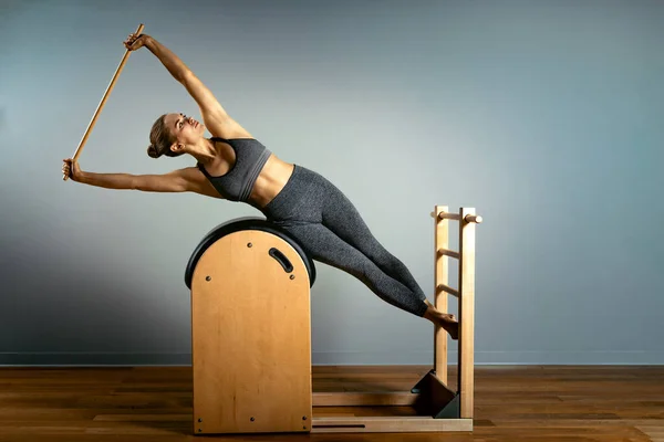 Fotos de Pilates barrel, Imagens de Pilates barrel sem royalties