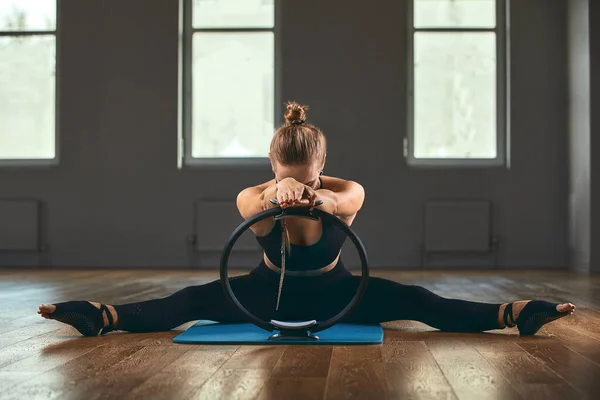 Fitness edző mutatja gyakorlatok egy gumi expander. Motiváció egy gyönyörű testre. Fitness transzparens, másolótér. — Stock Fotó