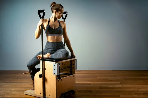 Combo Wunda Pilates Stuhl Trainerin Fitness Yoga Gymnastik. Kopierraum. Sportbanner — Stockfoto