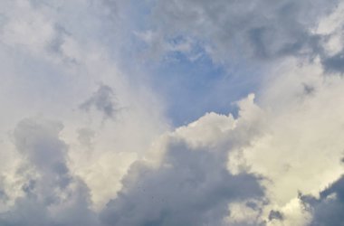 Mavi gökyüzü ve kabarık bulutlar. Güzel bulutlu arka plan. Bulutlarda güneş ışığı. Mavi Gradyan.