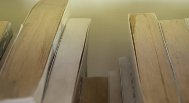 Eski kitapların arka planı. Eski moda kitaplar. Yakın çekim..