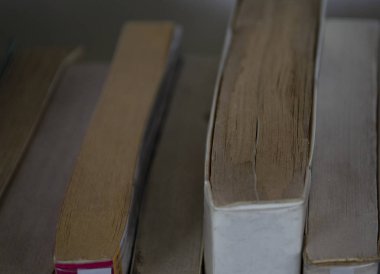 Eski kitapların arka planı. Eski moda kitaplar. Yakın çekim..