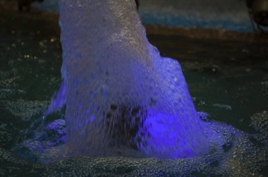 Bulanık su arka planı. Fıskiyede yanan su jeti.