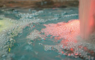 Bulanık su arka planı. Fıskiyede yanan su jeti.