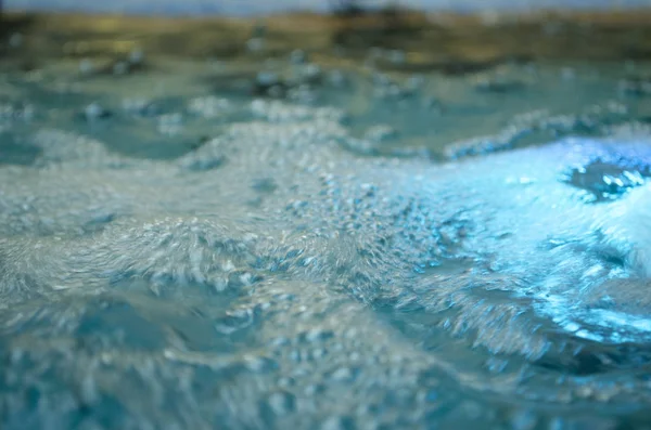 Wazig Water Achtergrond Verlichte Waterstraal Fontein — Stockfoto
