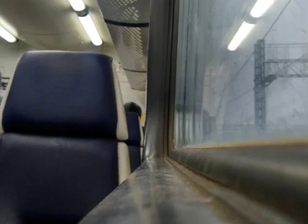Špinavé Okno Pohled Příměstském Elektrickém Vlaku — Stock fotografie