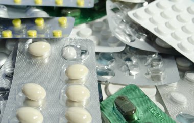 Kabarcıklar kapanır. Su toplayan farklı haplar. Antibiyotik yakın çekim.