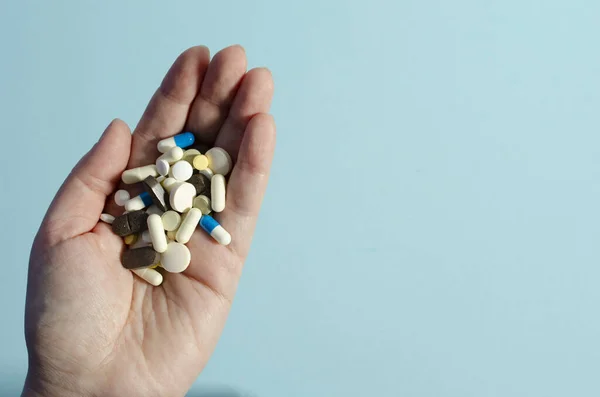 Una Manciata Pillole Mano Mano Tiene Pillole Sfondo Blu — Foto Stock