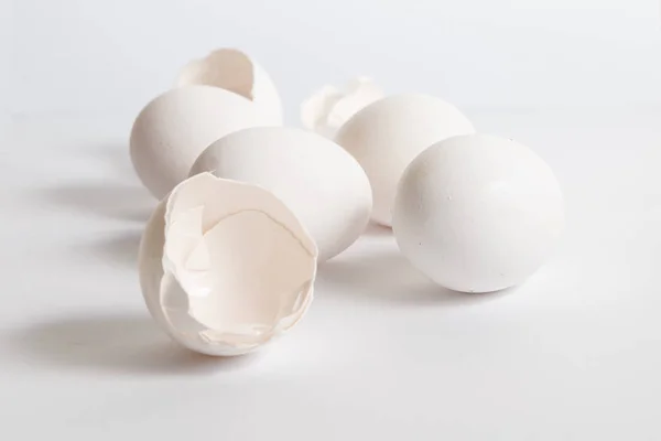 Bílá Vejce Bílém Povrchu Jemný Odstín Nefunkční Vaječných Skořápek — Stock fotografie