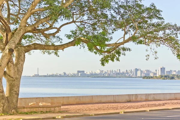Mavi gökyüzü ile Porto Alegre Şehir Merkezi Görünümü