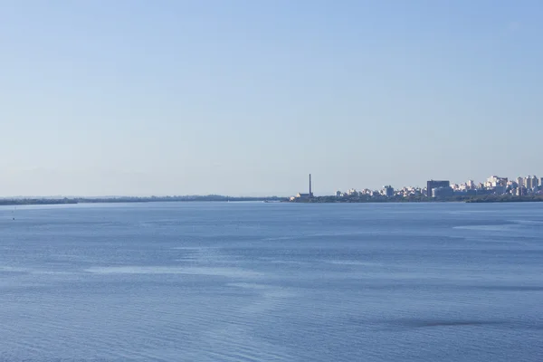 Mavi gökyüzü ile Porto Alegre Şehir Merkezi Görünümü
