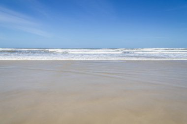 Dalgalar ve Torres Plajı'nda mavi gökyüzü