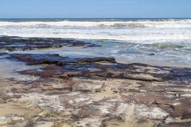 Dalgalar ve Torres Plajı'nda mavi gökyüzü