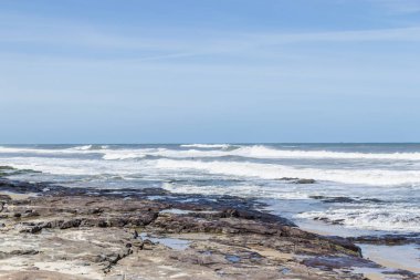 Dalgalar ve Torres Plajı'nda mavi gökyüzü